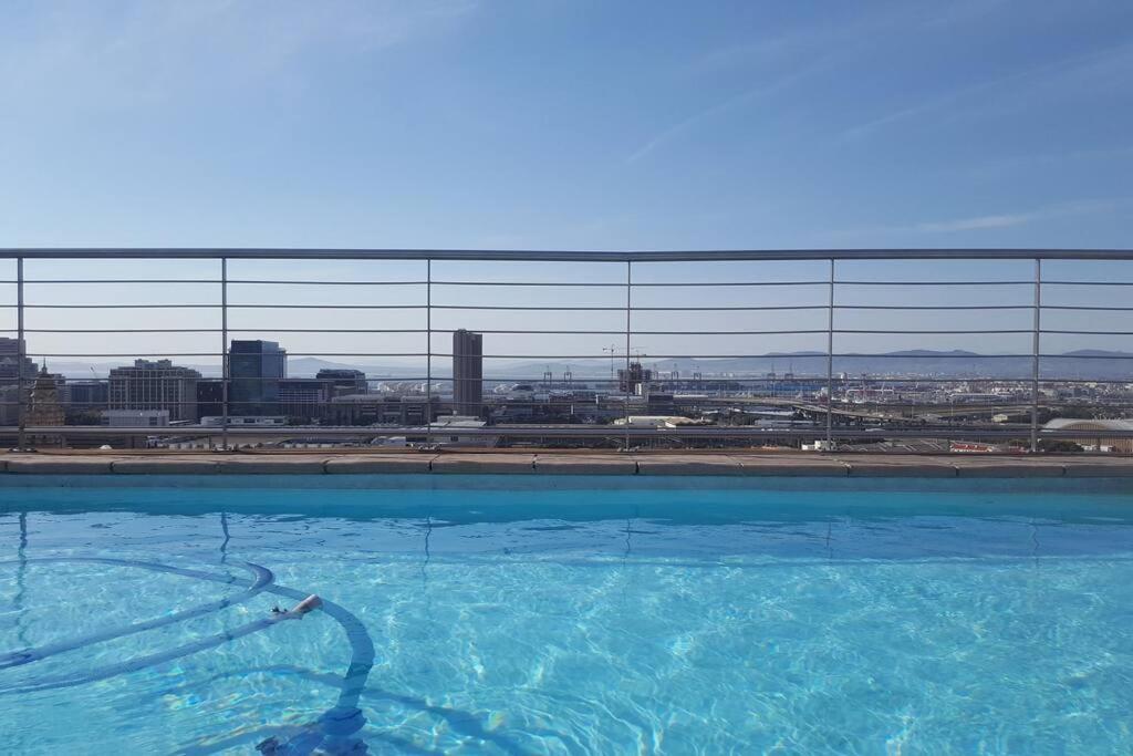شقة Four Seasons 818- Spacious Cbd Studio - Onsite Parking, Gym & Rooftop Pool كيب تاون المظهر الخارجي الصورة