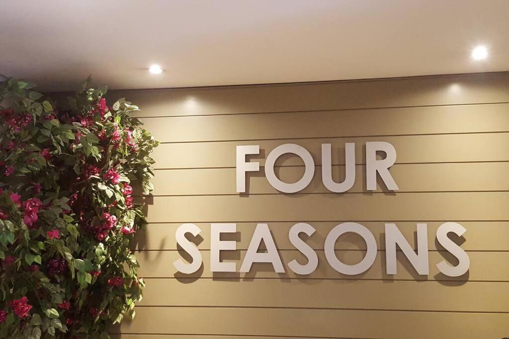 شقة Four Seasons 818- Spacious Cbd Studio - Onsite Parking, Gym & Rooftop Pool كيب تاون المظهر الخارجي الصورة