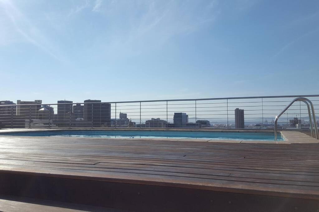 شقة Four Seasons 818- Spacious Cbd Studio - Onsite Parking, Gym & Rooftop Pool كيب تاون المظهر الخارجي الصورة