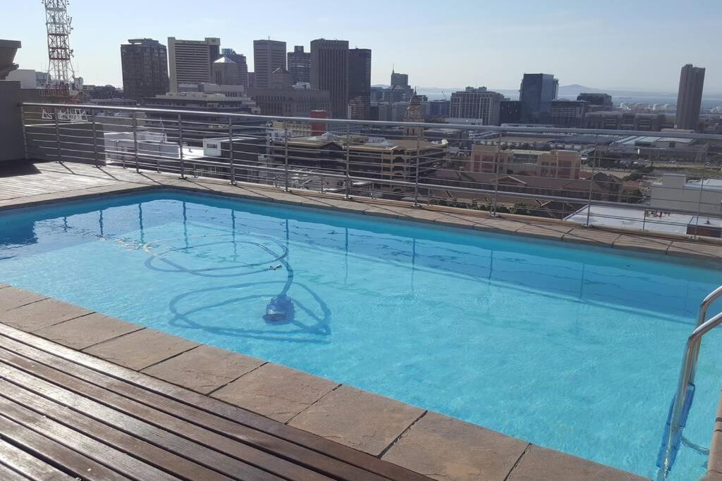 شقة Four Seasons 818- Spacious Cbd Studio - Onsite Parking, Gym & Rooftop Pool كيب تاون المظهر الخارجي الصورة