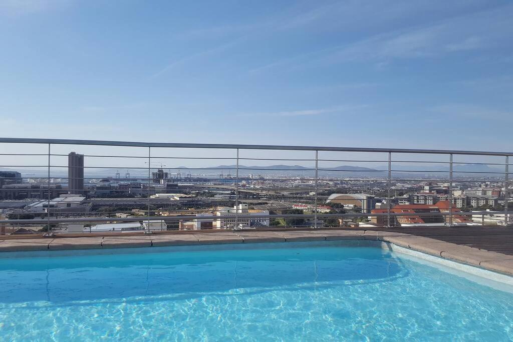 شقة Four Seasons 818- Spacious Cbd Studio - Onsite Parking, Gym & Rooftop Pool كيب تاون المظهر الخارجي الصورة