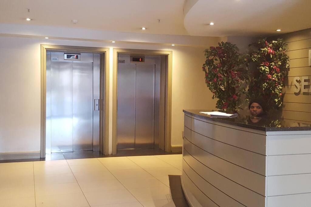 شقة Four Seasons 818- Spacious Cbd Studio - Onsite Parking, Gym & Rooftop Pool كيب تاون المظهر الخارجي الصورة