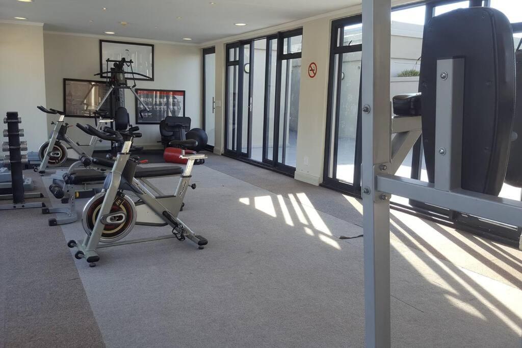 شقة Four Seasons 818- Spacious Cbd Studio - Onsite Parking, Gym & Rooftop Pool كيب تاون المظهر الخارجي الصورة