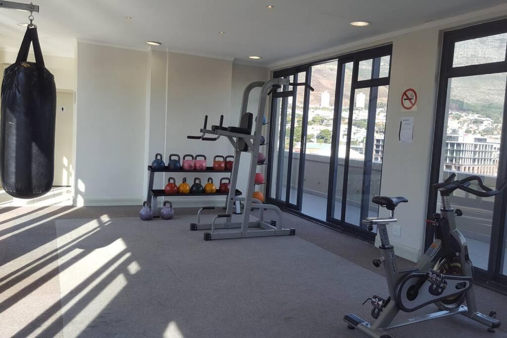 شقة Four Seasons 818- Spacious Cbd Studio - Onsite Parking, Gym & Rooftop Pool كيب تاون المظهر الخارجي الصورة