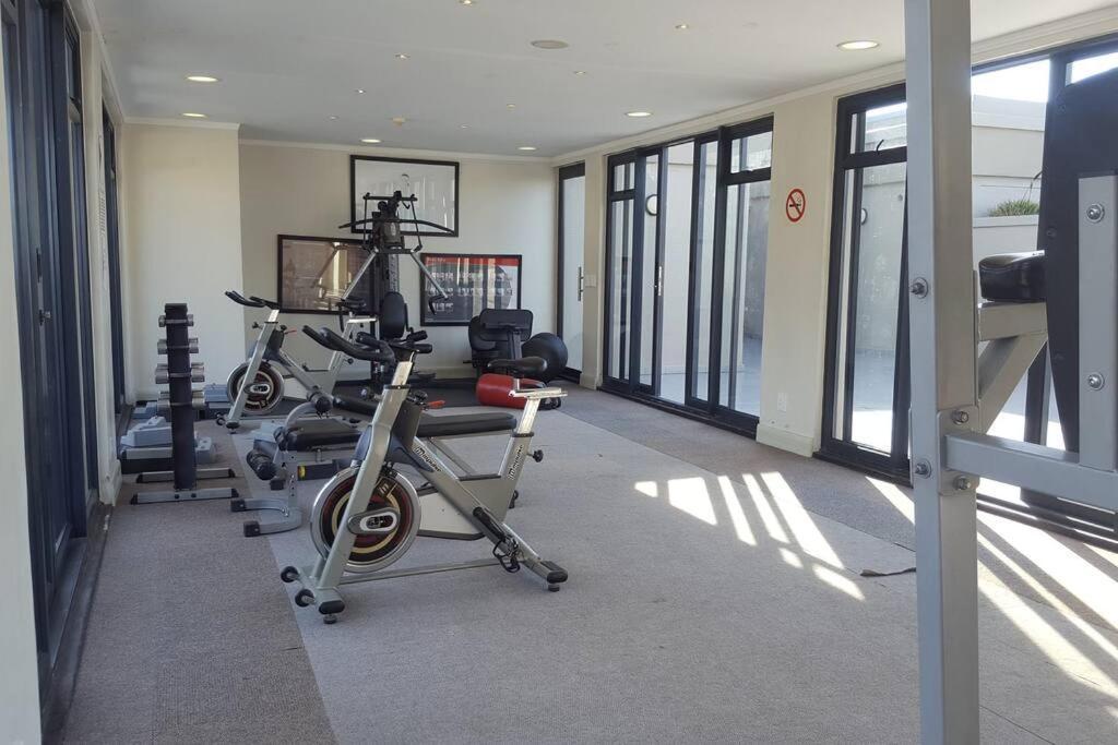 شقة Four Seasons 818- Spacious Cbd Studio - Onsite Parking, Gym & Rooftop Pool كيب تاون المظهر الخارجي الصورة