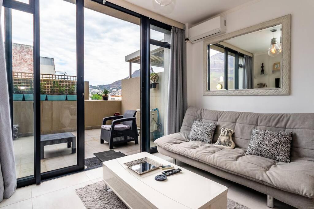 شقة Four Seasons 818- Spacious Cbd Studio - Onsite Parking, Gym & Rooftop Pool كيب تاون المظهر الخارجي الصورة