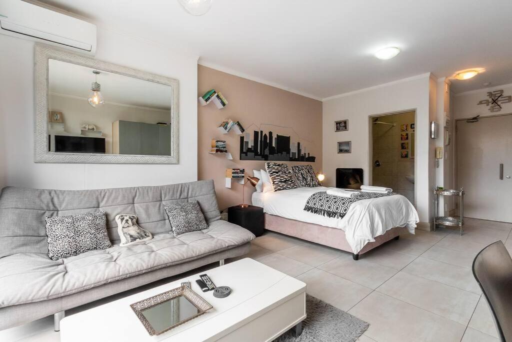 شقة Four Seasons 818- Spacious Cbd Studio - Onsite Parking, Gym & Rooftop Pool كيب تاون المظهر الخارجي الصورة